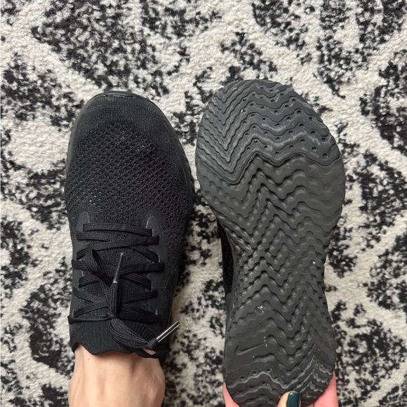 Nike Epic React Flyknit Triple Black Sneakers AQ0067-003 Men's 7 Women's 8.5 - Picture 4 of 8